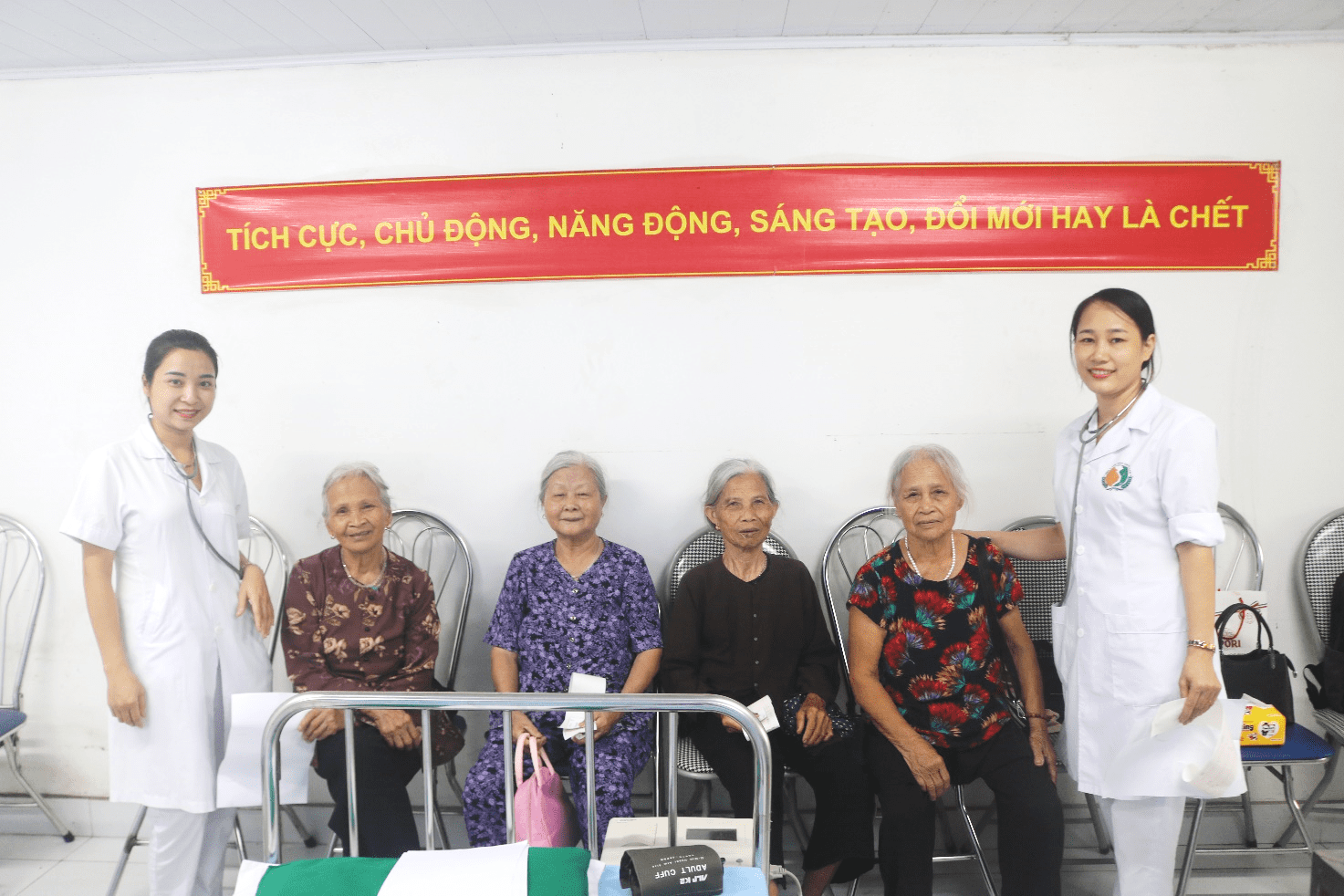 Viện Y học bản địa Việt Nam tổ chức khám chữa bệnh và cấp phát thuốc miễn phí