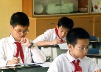 Cận thị học đường- vấn đề cũ, cách nhìn mới