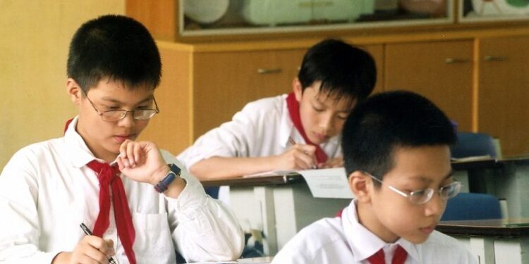 Cận thị học đường- vấn đề cũ, cách nhìn mới