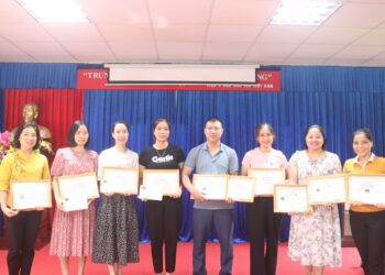 Quỹ Khuyến học Viện Y học bản địa Việt Nam trao thưởng cho con em cán bộ công nhân viên