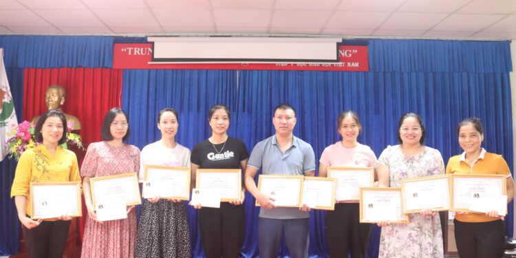 Quỹ Khuyến học Viện Y học bản địa Việt Nam trao thưởng cho con em cán bộ công nhân viên