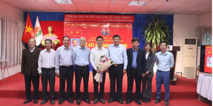 Chi bộ Viện Y học bản địa tổ chức lễ kết nạp đảng viên mới